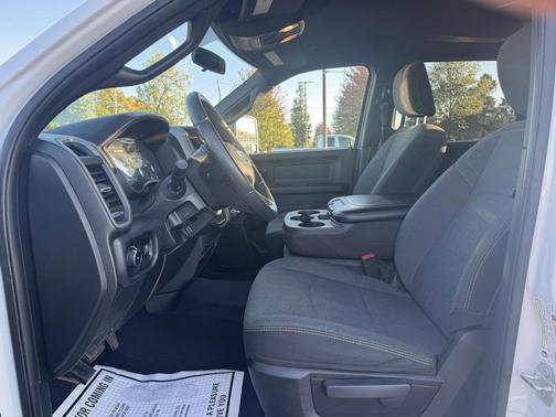 2024 RAM 3500 Tradesman Crew Cab 4x4 8' Box