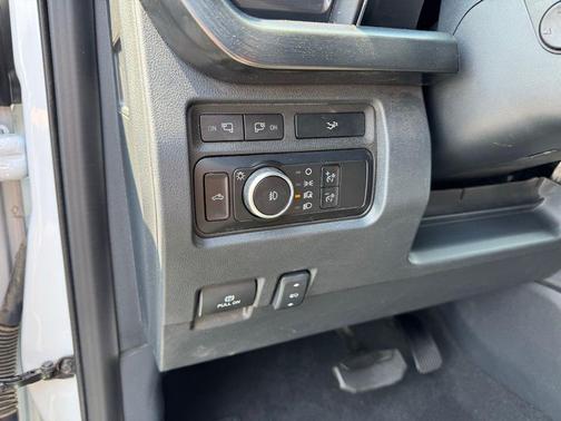 Oxford White 2024 Ford F-350 Lariat