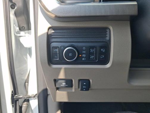Star White Metallic Tri-Coat 2026 Ford F-350 Platinum