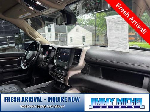 Diamond Black Crystal Pearlcoat 2022 RAM 3500 Laramie Crew Cab 4x2 8' Box