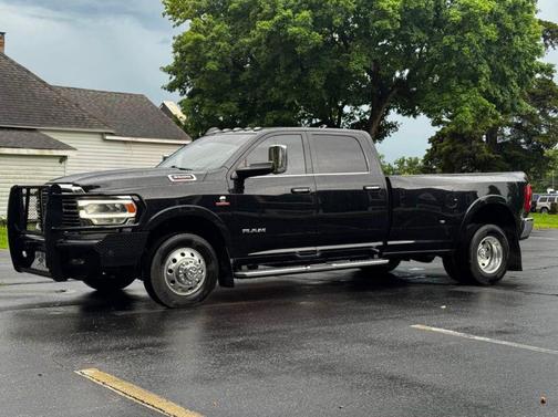 Diamond Black Crystal Pearlcoat 2022 RAM 3500 Laramie Crew Cab 4x2 8' Box