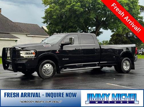 Diamond Black Crystal Pearlcoat 2022 RAM 3500 Laramie Crew Cab 4x2 8' Box