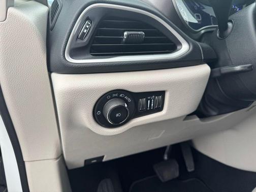 Bright White Clearcoat 2023 Chrysler Pacifica Touring L