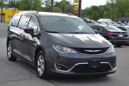 Granite Crystal Metallic Clearcoat 2017 Chrysler Pacifica Touring-L