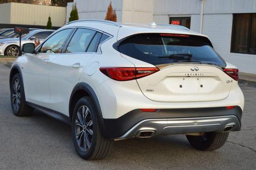2017 INFINITI QX30 Luxury