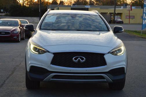 2017 INFINITI QX30 Luxury