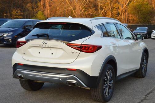2017 INFINITI QX30 Luxury