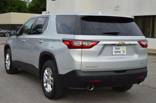 Silver Ice Metallic 2021 Chevrolet Traverse LS