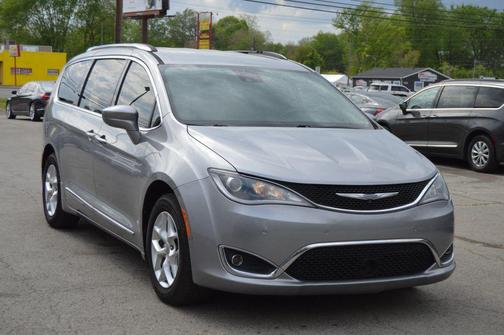 Billet Silver Metallic Clearcoat 2018 Chrysler Pacifica Touring-L