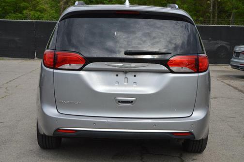 Billet Silver Metallic Clearcoat 2018 Chrysler Pacifica Touring-L