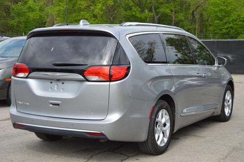 Billet Silver Metallic Clearcoat 2018 Chrysler Pacifica Touring-L