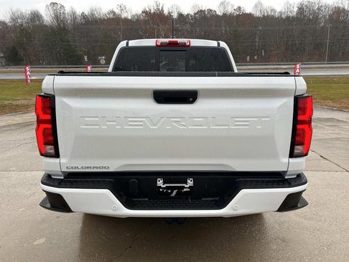 Summit White 2026 Chevrolet Colorado LT