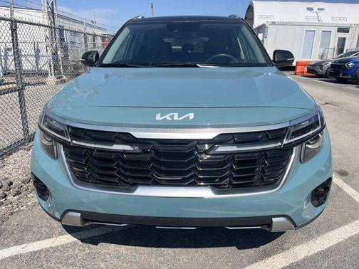 Pluton Blue/Black Roof 2024 Kia Seltos S