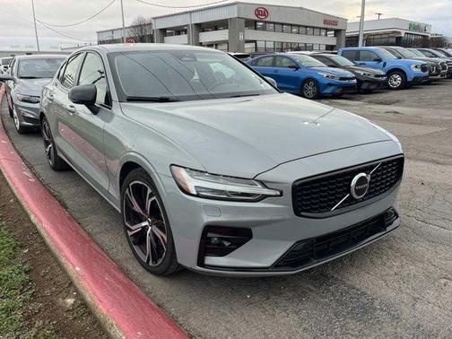 2024 Volvo S60 B5 Core Dark Theme
