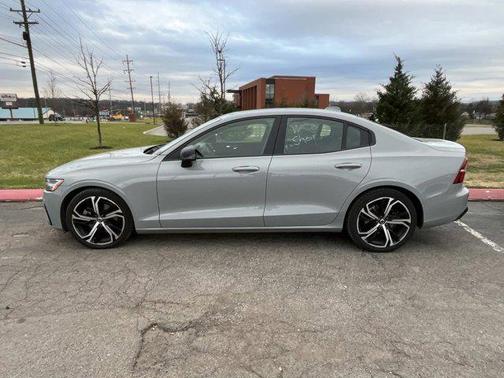 2024 Volvo S60 B5 Core Dark Theme