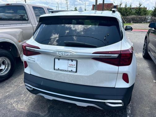 Snow White Pearl 2023 Kia Seltos S