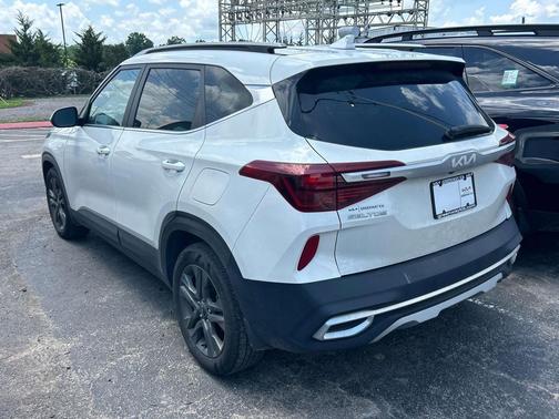 Snow White Pearl 2023 Kia Seltos S