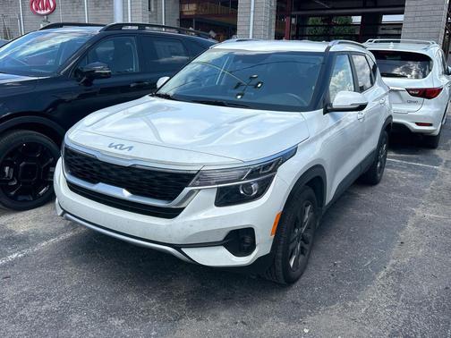 Snow White Pearl 2023 Kia Seltos S