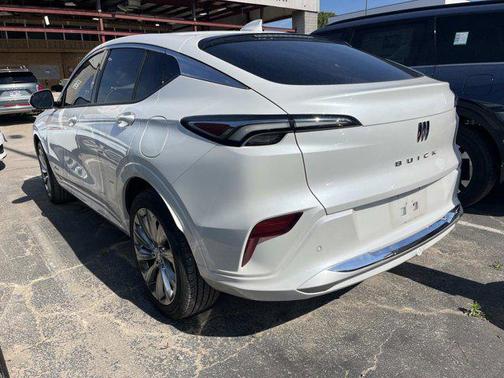 White Frost Tricoat 2024 Buick Envista Avenir FWD