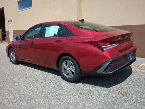 2024 Hyundai ELANTRA SE