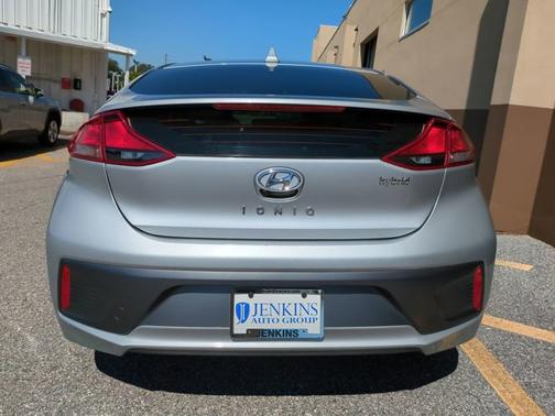 2022 Hyundai IONIQ Hybrid SE