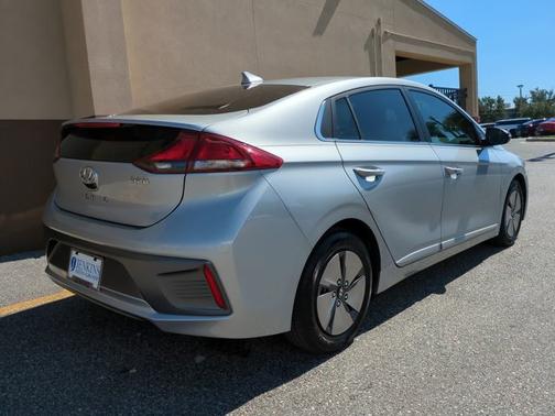 2022 Hyundai IONIQ Hybrid SE