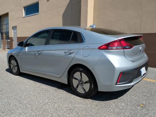 2022 Hyundai IONIQ Hybrid SE