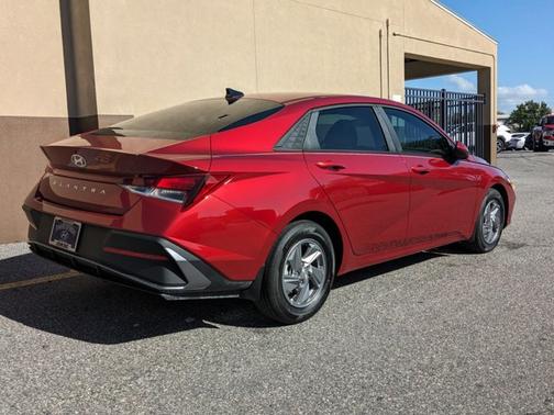 2025 Hyundai ELANTRA SE