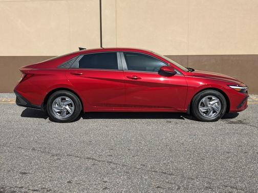 2025 Hyundai ELANTRA SE