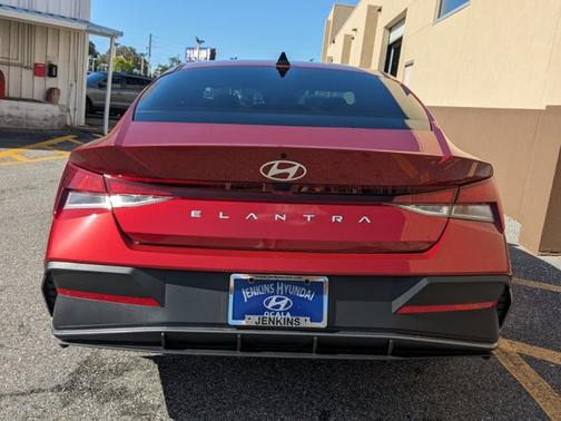 2025 Hyundai ELANTRA SE