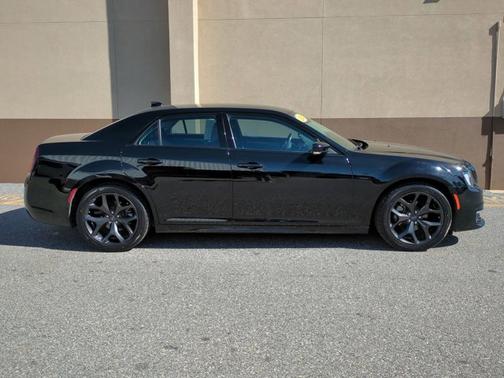 2022 Chrysler 300 Touring L