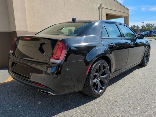 2022 Chrysler 300 Touring L