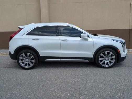 2022 Cadillac XT4 AWD Premium Luxury