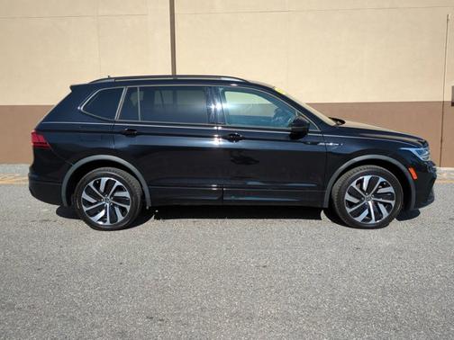 2022 Volkswagen Tiguan SE R-Line Black