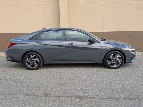 2025 Hyundai ELANTRA HEV SEL Sport