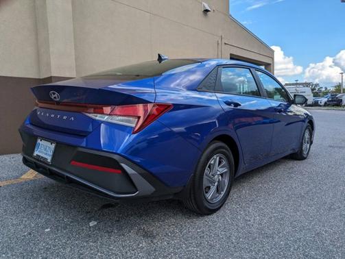 2025 Hyundai ELANTRA SE