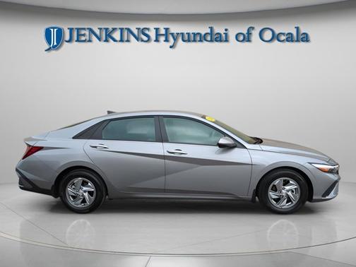 2024 Hyundai ELANTRA SE