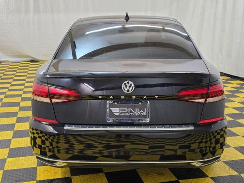 Deep Black 2021 Volkswagen Passat 2.0T SE