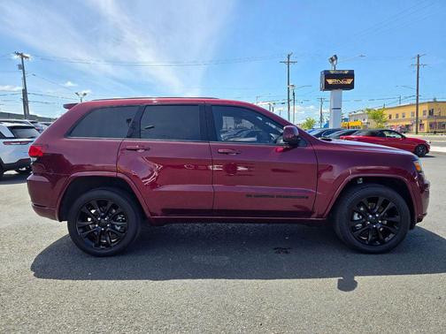 Velvet Red Pearlcoat 2022 Jeep Grand Cherokee Laredo