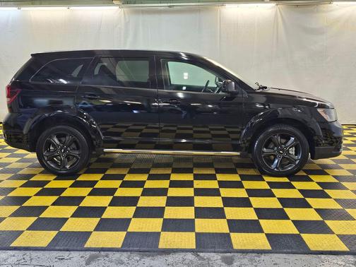 Pitch Black Clearcoat 2018 Dodge Journey Crossroad