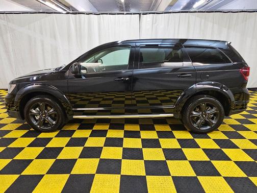 Pitch Black Clearcoat 2018 Dodge Journey Crossroad