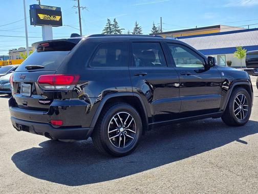 Diamond Black Crystal Pearlcoat 2017 Jeep Grand Cherokee Trailhawk