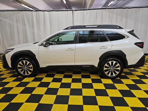 Crystal White Pearl 2023 Subaru Outback Limited