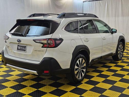 Crystal White Pearl 2023 Subaru Outback Limited