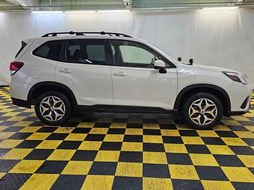 Crystal White Pearl 2023 Subaru Forester Premium