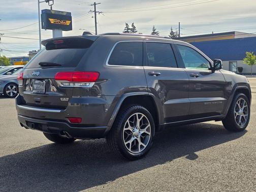 Granite Crystal Metallic Clearcoat 2018 Jeep Grand Cherokee Sterling Edition