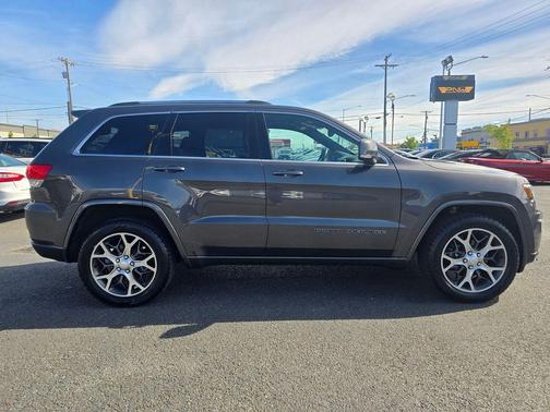 Granite Crystal Metallic Clearcoat 2018 Jeep Grand Cherokee Sterling Edition