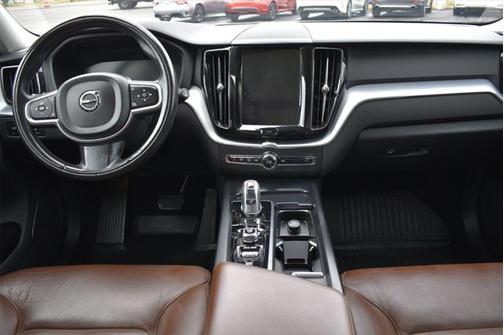 2018 Volvo XC60 Recharge Plug-In Hybrid T8 Momentum