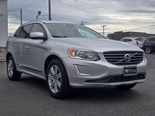 Bright Silver Metallic 2017 Volvo XC60 T5 Inscription
