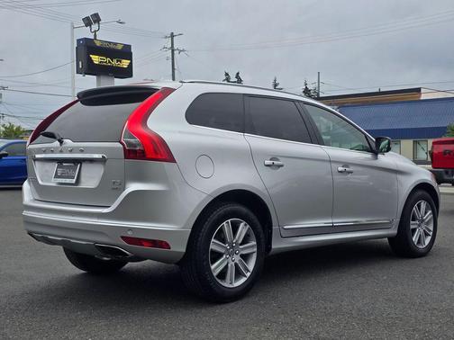 Bright Silver Metallic 2017 Volvo XC60 T5 Inscription